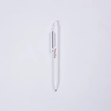 Белая пластиковая ручка с принтом TOTAL TRANSPORT на белом фоне