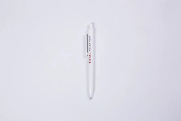 Белая пластиковая ручка с принтом TOTAL TRANSPORT на белом фоне