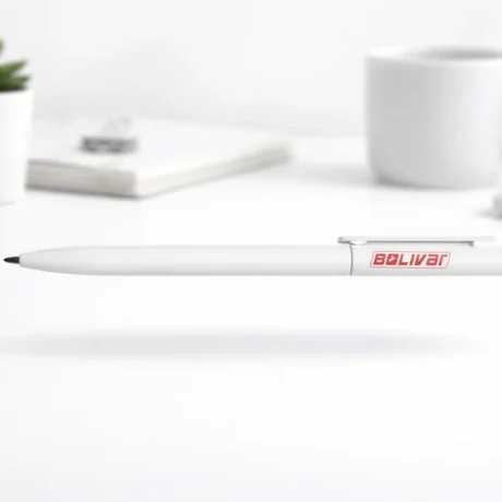 Balta plastmasas pildspalva ar sarkanu apdruku uz gaiša fona