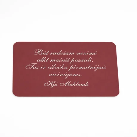 Sarkana vizītkarte ar noapaļotiem stūriem un baltu citāta tekstu