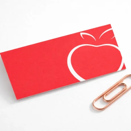 Sarkana vizītkarte ar baltu ābola kontūru, vizītkaršu izgatavošana un druka