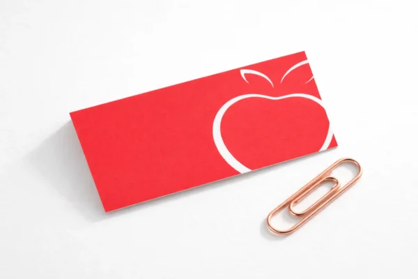 Sarkana vizītkarte ar baltu ābola kontūru, vizītkaršu izgatavošana un druka
