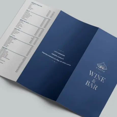 A4 salocītu ēdienkaršu drukas paraugs ar tumši zilu Wine & Bar dizainu