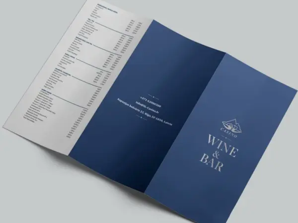 A4 salocītu ēdienkaršu drukas paraugs ar tumši zilu Wine & Bar dizainu