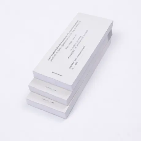 Saskavotas biļešu grāmatiņas kaudzē, kas ilustrē biļešu izgatavošanu un druku