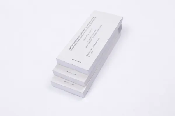 Saskavotas biļešu grāmatiņas kaudzē, kas ilustrē biļešu izgatavošanu un druku