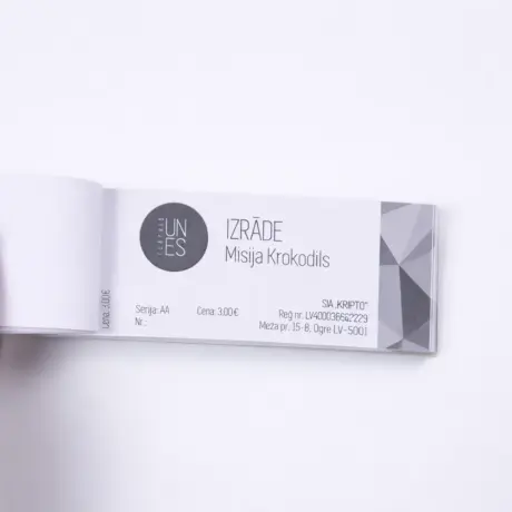 Teātra biļešu grāmatiņa ar perforāciju kā biļešu izgatavošanas un drukas paraugs