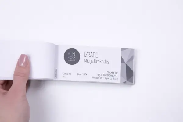 Teātra biļešu grāmatiņa ar perforāciju kā biļešu izgatavošanas un drukas paraugs