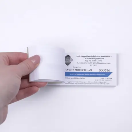 Nodrukāts biļešu blociņš ar numerāciju un perforāciju