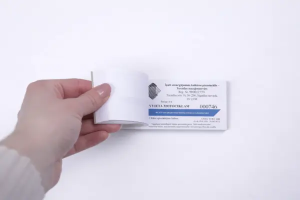 Nodrukāts biļešu blociņš ar numerāciju un perforāciju