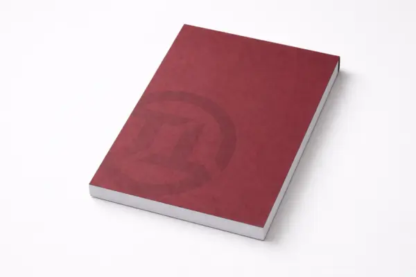Tumši sarkans bloknots ar logo dizainu – bloknotu izgatavošanas paraugs