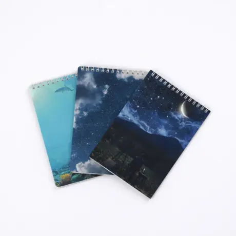 Trīs spirāles bloknoti ar dažādiem vāku dizainiem – bloknotu izgatavošana un druka