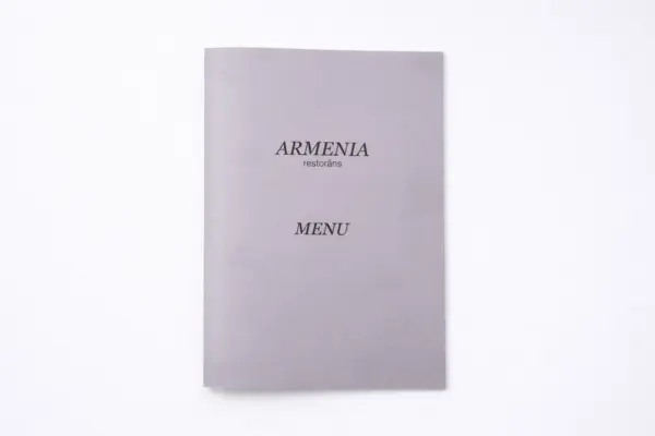 Pelēka A4 daudzlapu ēdienkarte restorānam Armenia ar melnu tekstu