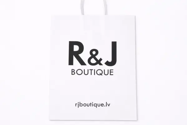 Balts papīra maisiņš ar melnu R&J BOUTIQUE apdruku