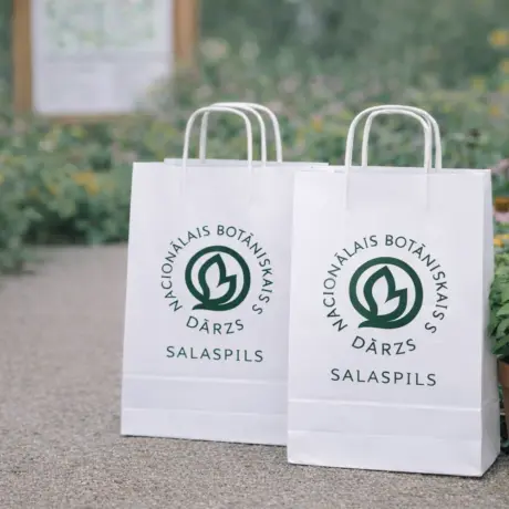 Balti papīra maisiņi ar apdruku Nacionālais botāniskais dārzs Salaspils