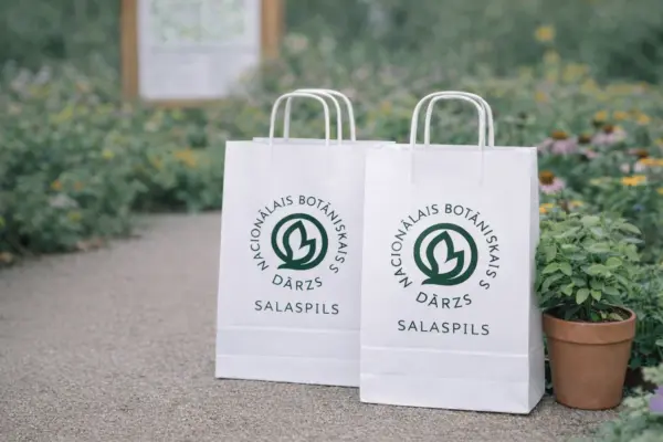 Balti papīra maisiņi ar apdruku Nacionālais botāniskais dārzs Salaspils