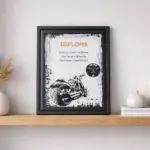 Diplomu dizains ar motociklu melnā rāmī uz koka plaukta