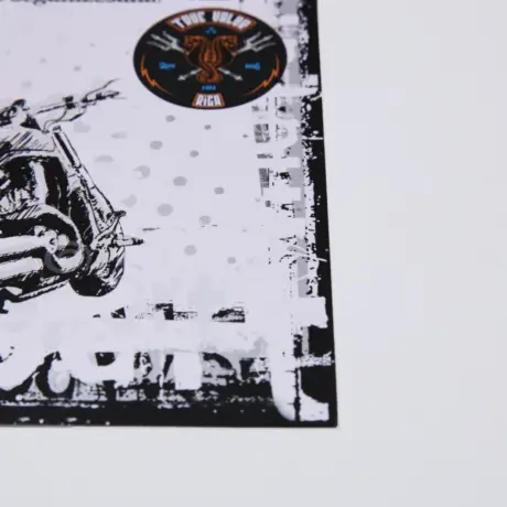 Diplomu druka ar melnbaltu motocikla dizainu un logo