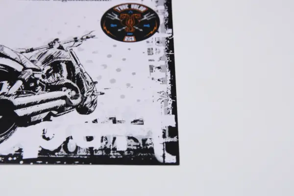 Diplomu druka ar melnbaltu motocikla dizainu un logo