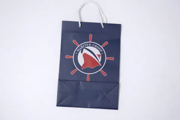 Tumši zils dāvanu maisiņš ar apdruku un auklas rokturiem