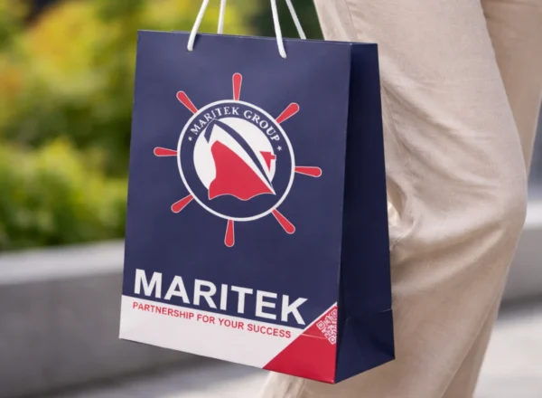 Tumši zils dāvanu maisiņš ar apdruku un auklas rokturiem