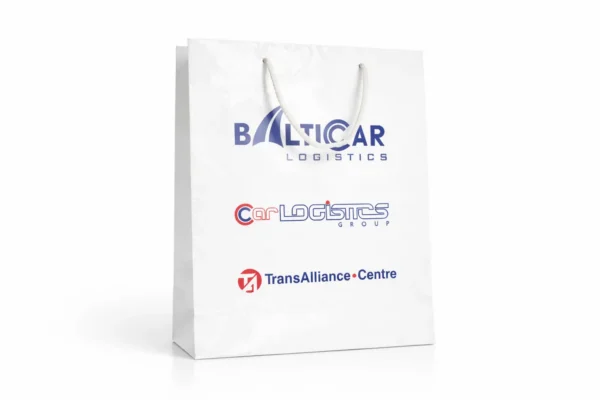 Balts dāvanu maisiņš ar apdruku, logotipiem un auklas rokturiem