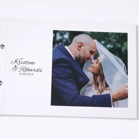 Individuāla kāzu fotogrāmata ar baltiem vākiem un jaunlaulāto foto