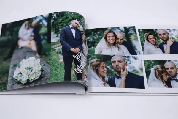 Atvērta kāzu fotogrāmata ar kvalitatīvu druku un laulāto pāra attēliem