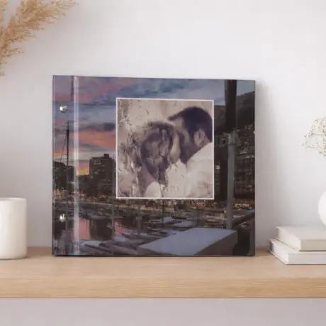 Individuāla dizaina fotogrāmata ar pāra attēlu uz vāka, novietota uz koka plaukta