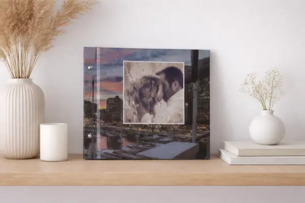 Individuāla dizaina fotogrāmata ar pāra attēlu uz vāka, novietota uz koka plaukta