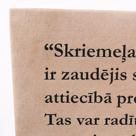 Крупный план печати на холсте с видимой текстурой ткани и текстом