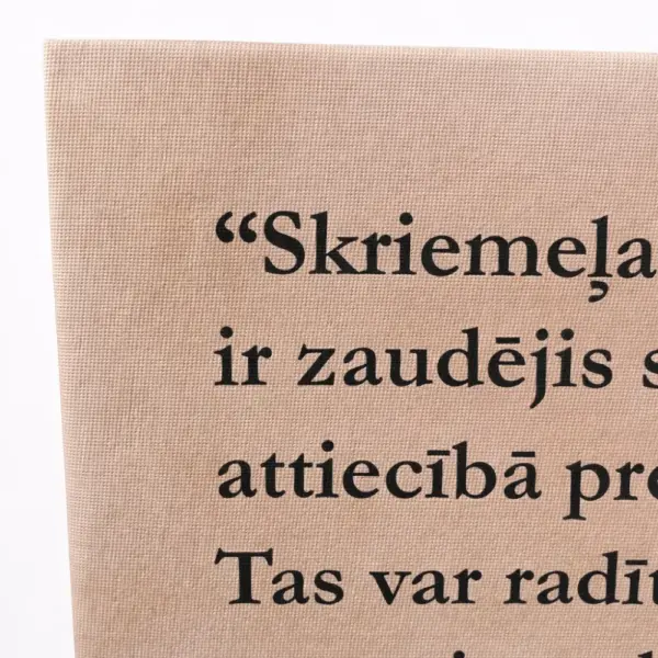 Крупный план печати на холсте с видимой текстурой ткани и текстом