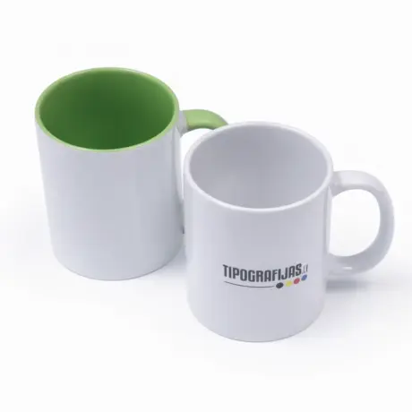 Balta krūze ar zaļu iekšpusi un balta krūze ar apdruku Tipografijas.lv