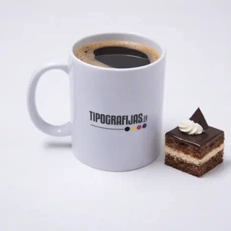 Balta keramikas krūze ar apdruku Tipografijas.lv un šokolādes kūciņa