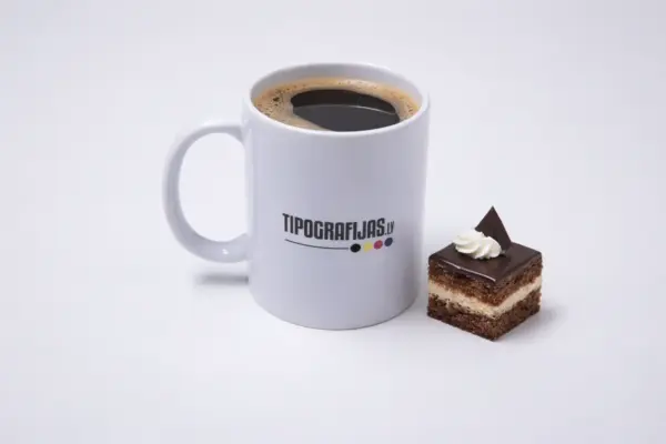 Balta keramikas krūze ar apdruku Tipografijas.lv un šokolādes kūciņa