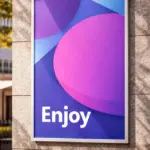 Kvalitatīva afišas druka rāmī ar spilgtu violetu dizainu un tekstu Enjoy
