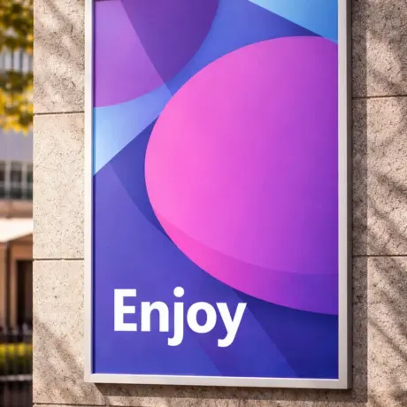 Kvalitatīva afišas druka rāmī ar spilgtu violetu dizainu un tekstu Enjoy