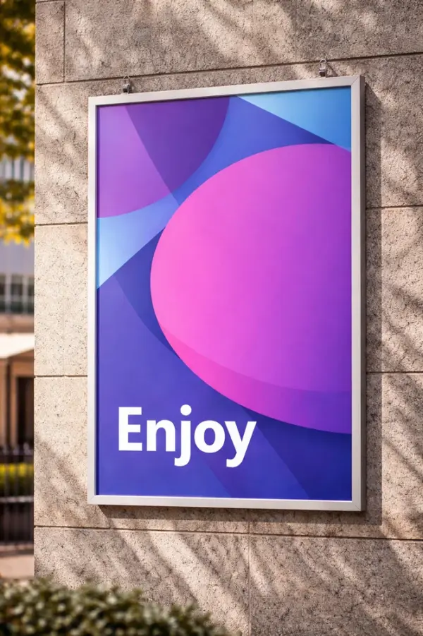 Kvalitatīva afišas druka rāmī ar spilgtu violetu dizainu un tekstu Enjoy