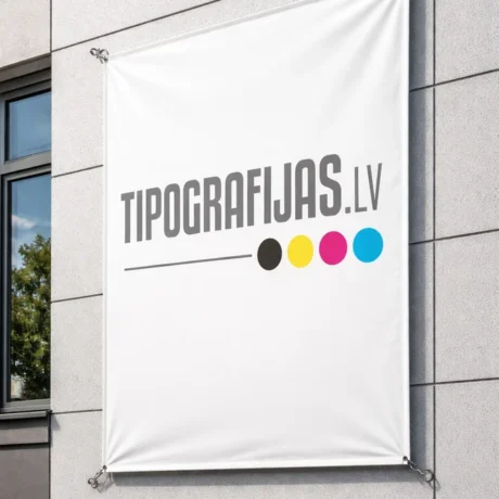 Balts baneris ar tipografijas.lv logo pie ēkas sienas, kvalitatīva baneru druka