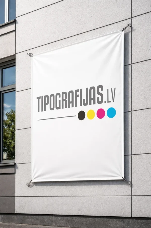 Balts baneris ar tipografijas.lv logo pie ēkas sienas, kvalitatīva baneru druka