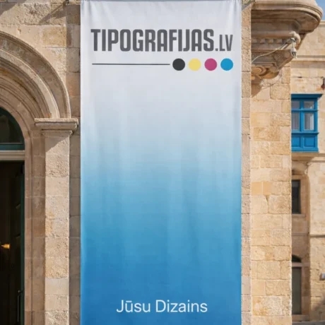 Vertikāls vides reklāmas baneris pie ēkas fasādes, baneru izgatavošana un druka