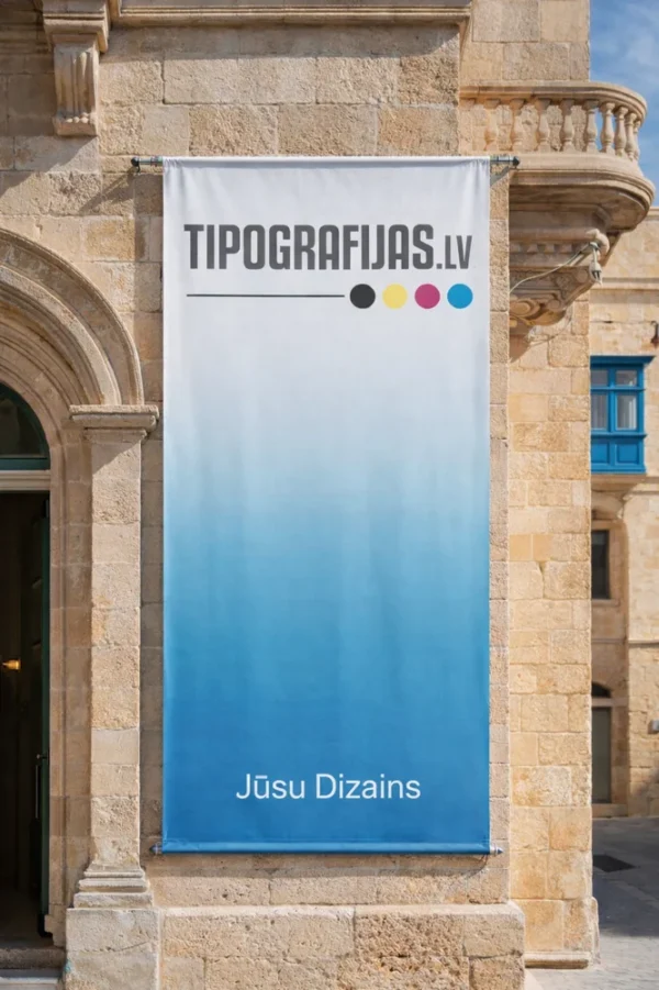 Vertikāls vides reklāmas baneris pie ēkas fasādes, baneru izgatavošana un druka