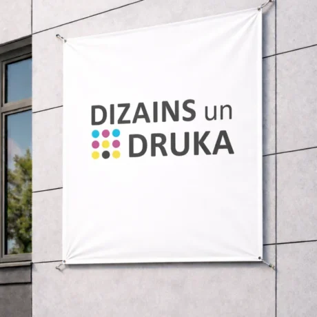 Balts vides reklāmas baneris pie ēkas sienas ar tekstu dizains un druka