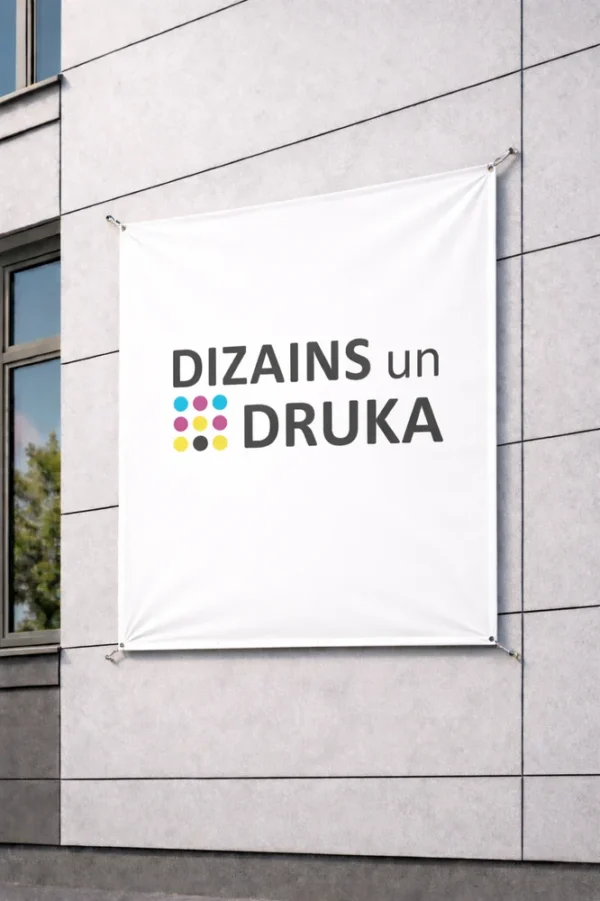 Balts vides reklāmas baneris pie ēkas sienas ar tekstu dizains un druka