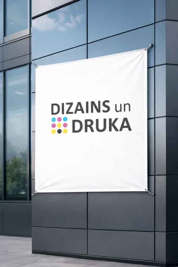 Vides reklāmas baneris pie ēkas fasādes ar uzrakstu dizains un druka