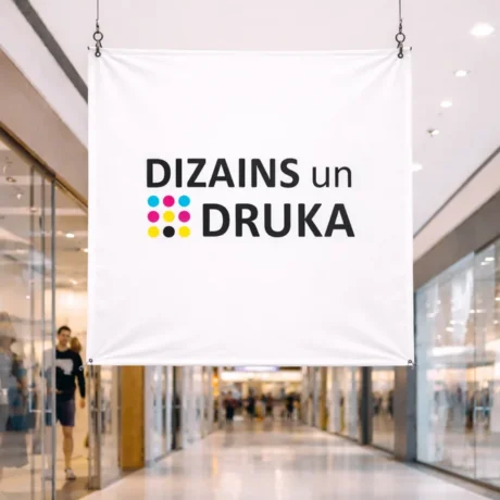 Iekārts balts baneris tirdzniecības centrā ar uzrakstu Dizains un druka